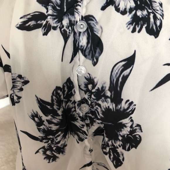 CLEARANCE! OFF-SHOULDER FLORAL BLOUSE NWT - Picture 4 of 6